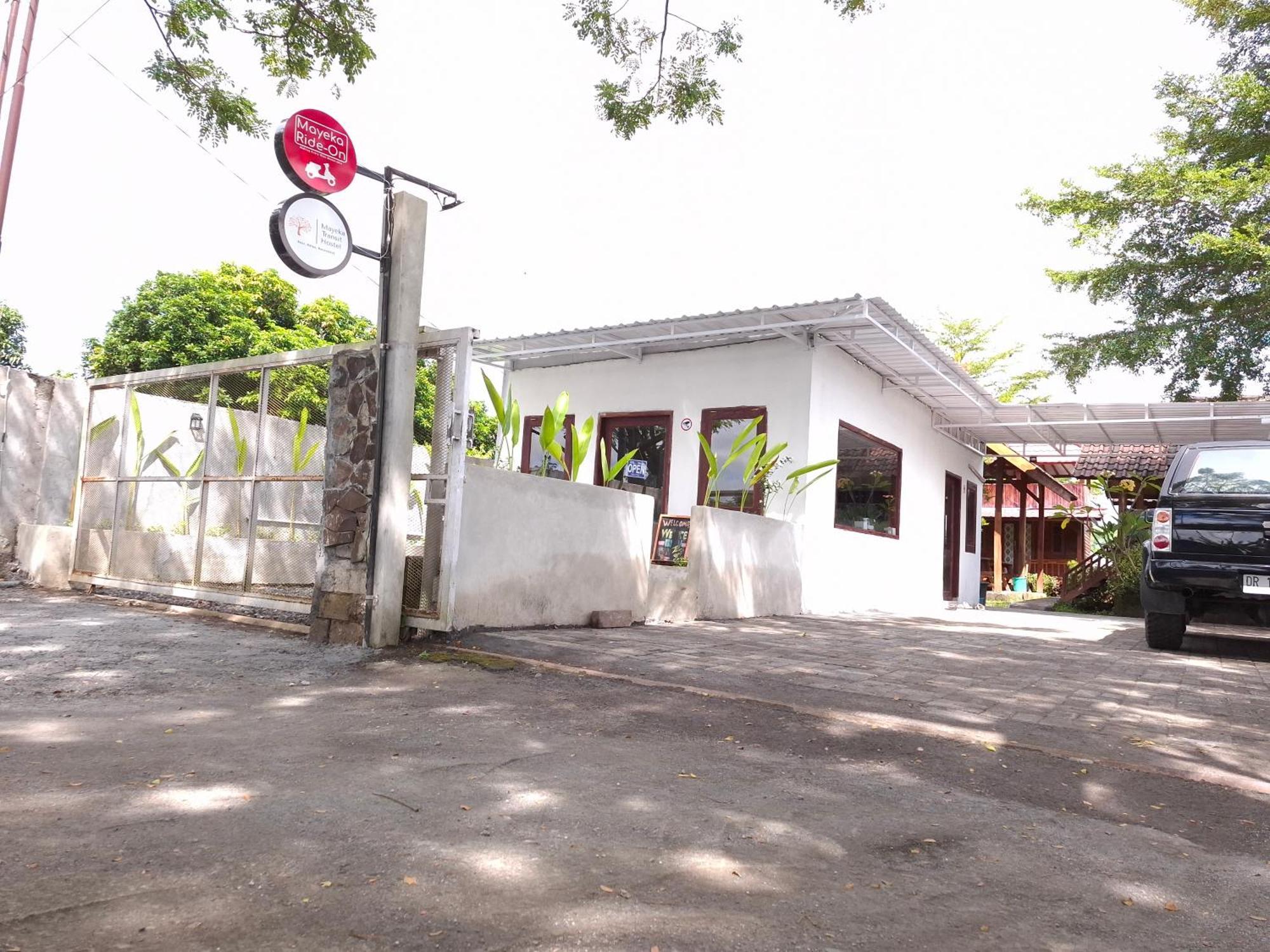 Mayeka Transit Hostel Bandara Internasional Lombok Praya Luaran gambar